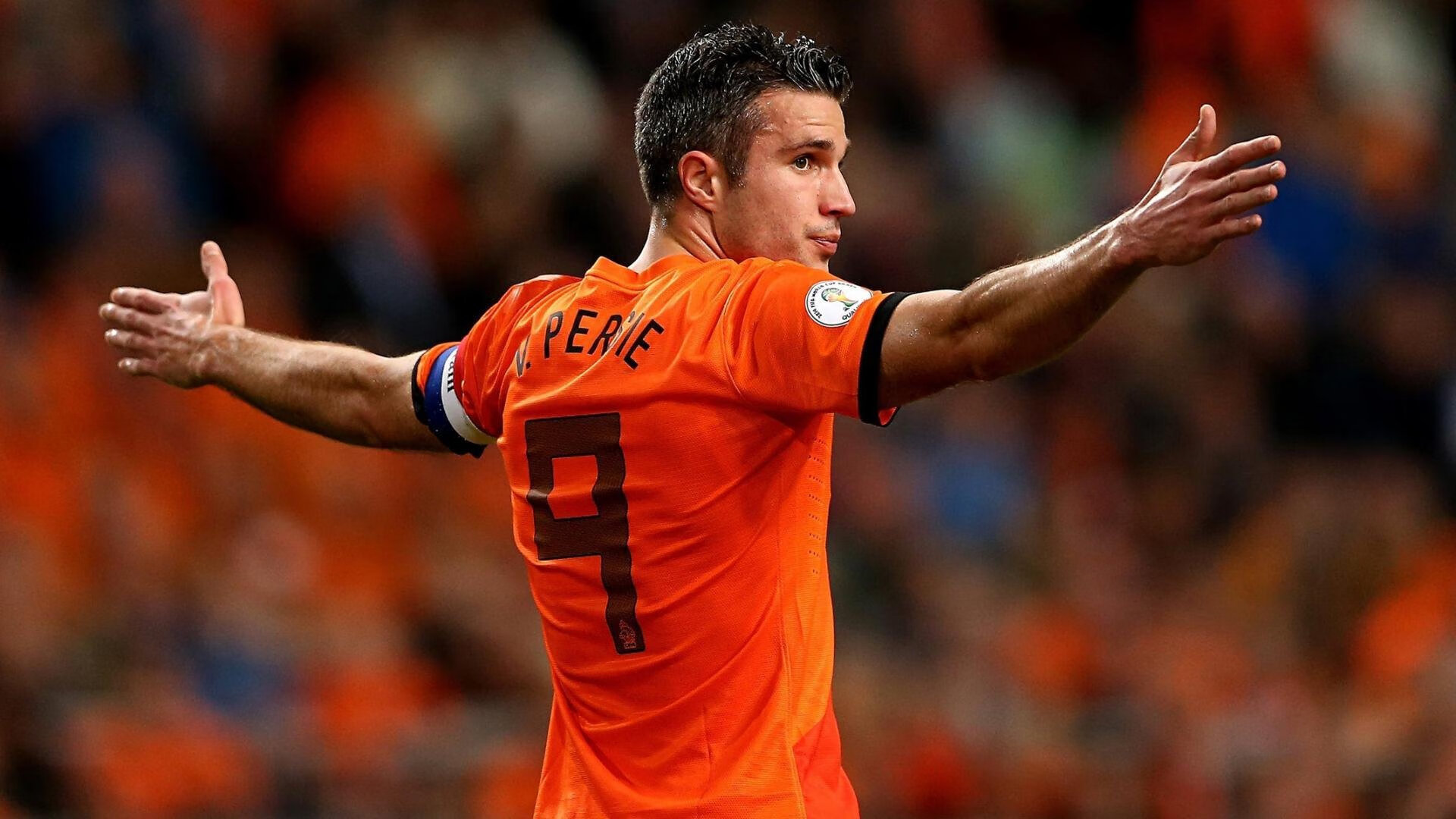 ayx爱游戏官网-球迷公投选出最受欢迎球星，榜单引发争议与讨论，球员投资